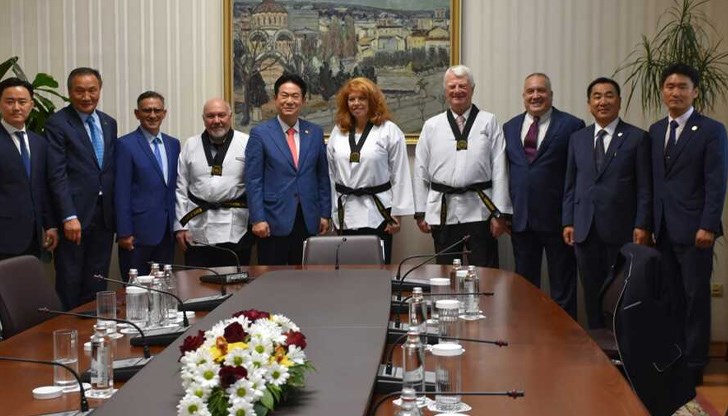 Лично президентът на Световната централа на KUKKIWON Дон Суп Лий удостои Йотова с отличието