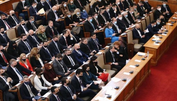 "За" гласуваха нечленуващите в група народни представители, "Продължаваме Промяната", ГЕРБ-СДС и "Демократична България" и ДПС