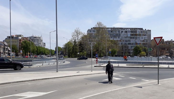 Ухапва мъж по ръката, който се опитва да я спаси. Отведоха я в психиатрия Ухапва мъж по ръката, който се опитва да я спаси. Отведоха я в психиатрия