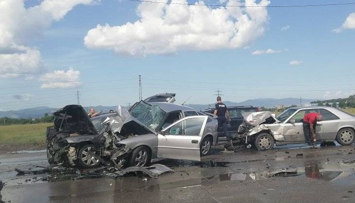 Мъж е с почти отрязани крака след верижна катастрофа на булевард "Ломско шосе"
