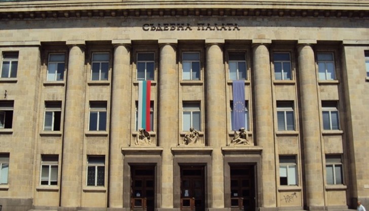 Изгорял е лек автомобил марка „Мицубиши“, модел „Паджеро спорт“, щети са понесли и „Остин Купър“ и близка сграда Изгорял е лек автомобил марка „Мицубиши“, модел „Паджеро спорт“, щети са понесли и „Остин Купър“ и близка сграда