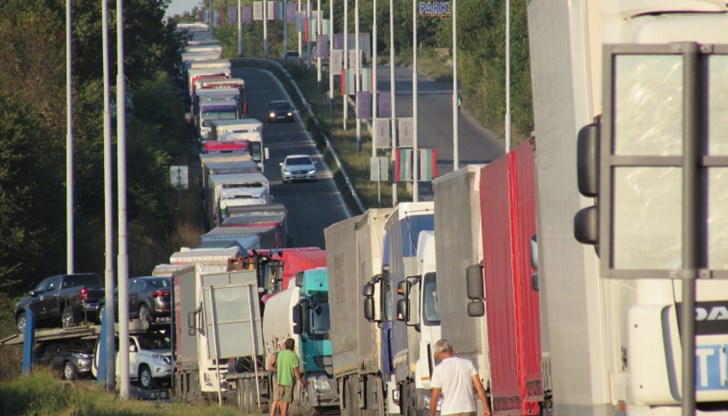 Трафикът е интензивен на изход за товарни автомобили /Снимката е илюстративна/