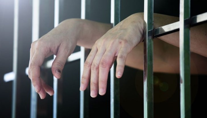 В затвора нямало топла вода и килията била пълна с хлебарки и плъхове, а в следствие на работата се схващал