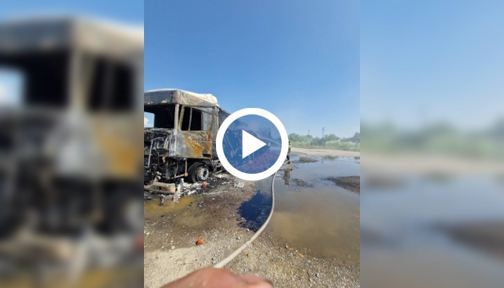 Няколко екипа на пожарната са се отзовали на сигнала