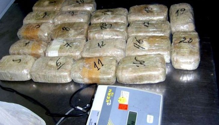 Пакетите с наркотика били скрити в задната броня, праговете и под кората на скоростната кутия на лек автомобил /Снимката е илюстративна/ Пакетите с наркотика били скрити в задната броня, праговете и под кората на скоростната кутия на лек автомобил /Снимката е илюстративна/