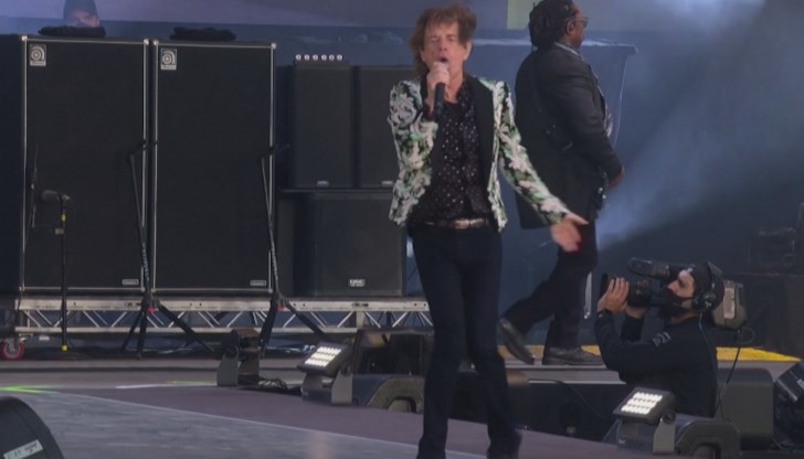 78-годишният фронтмен Мик Джагър демонстрира обичайното си енергично изпълнение на сцената, въпреки че преди по-малко от две седмици беше диагностициран с COVID-19 78-годишният фронтмен Мик Джагър демонстрира обичайното си енергично изпълнение на сцената, въпреки че преди по-малко от две седмици беше диагностициран с COVID-19