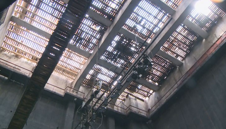 Сцената е прогизнала от дъжда, обясни директорът Сцената е прогизнала от дъжда, обясни директорът