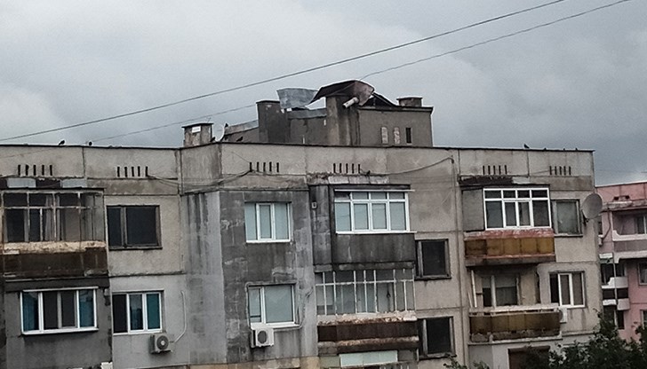Опасна ламарина виси над блок "Лайпциг" в русенския квартал "Здравец"