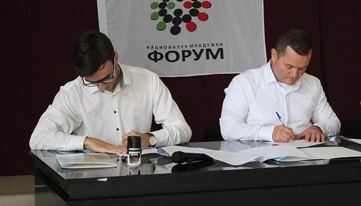 Събитието се състоя в зала „Европа“ на Доходното здание, в която се провежда националната среща на младежките парламенти