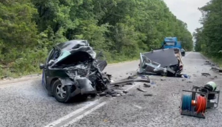 Автомобилът е смачкан до неузнаваемост Автомобилът е смачкан до неузнаваемост