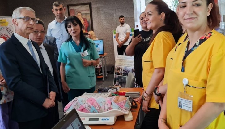 Студенти изработиха иновативен кантар за измерване теглото на новородени