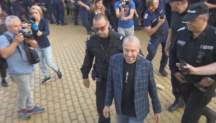 На задния вход на парламента, с бутилки бяха замервани и представители на „Възраждане“