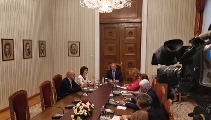 Консултациите при президента продължават с представители на ГЕРБ-СДС Консултациите при президента продължават с представители на ГЕРБ-СДС