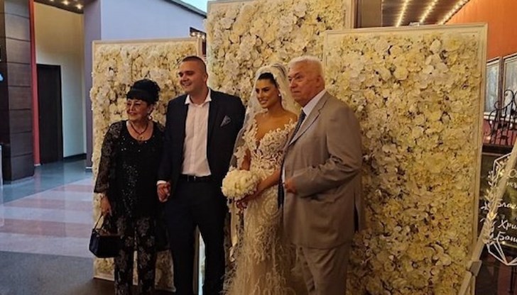 Бъдещите лекари Христо Бонев Младши и Благовеста Джилянова се венчаха в църквата "Свети Петър и Павел"