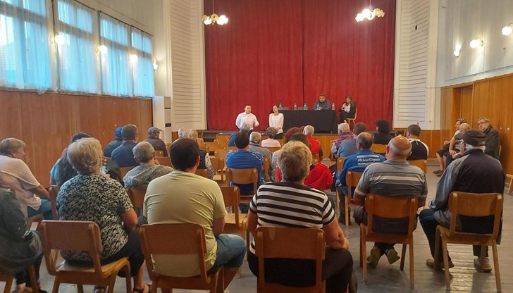 Кметът на Русе се срещна с хората от селото по време на открита приемна  вчера