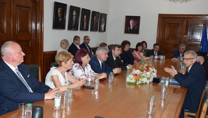 Ректорът - акад. Христо Белоев, удостои Николай Денков с кристален знак на университета