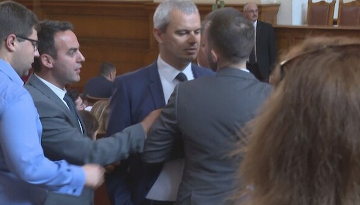 „Възраждане“ само симулират борба с ГЕРБ, а всъщност са част от ГЕРБ, смята депутатът