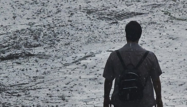 Срутени мостове, евакуирани хора и затворени за движение пътища е ситуацията в части от северната ни съседка