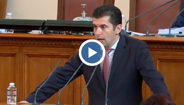 Премиерът говори от трибуната на парламента