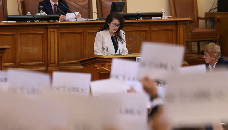 От ГЕРБ посрещнаха вицепремиера в пленарната зала с надписи „оставка” От ГЕРБ посрещнаха вицепремиера в пленарната зала с надписи „оставка”