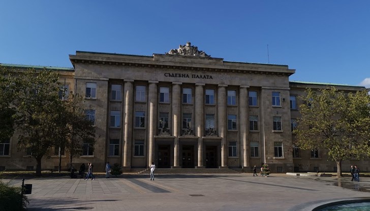 Подсъдимият е осъден да заплати на всяка от двете си дъщери по 130 000 лева обезщетение Подсъдимият е осъден да заплати на всяка от двете си дъщери по 130 000 лева обезщетение