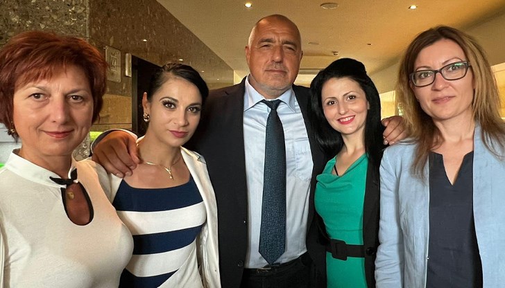 Телевизиите пак започват да си прекъсват програмите, за да включват на живо монолозите на Бойко Телевизиите пак започват да си прекъсват програмите, за да включват на живо монолозите на Бойко