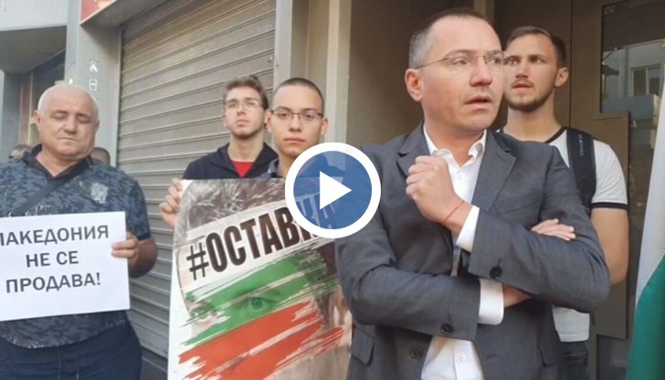 Те искат оставката му заради позицията за Северна Македония