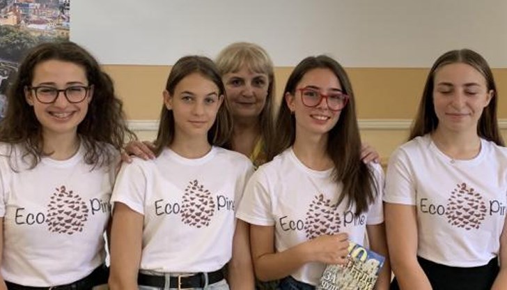 Магдалена, Елиса, Яница и Виктория вече имат фирмени визитки и тениски, търсят крупен инвеститор за бизнеса си с пелети от шишарки