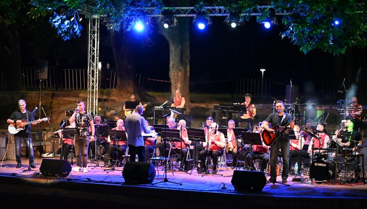 Съвместният концерт с Биг Бенд „Плевен“ събра многобройна публика в центъра на града