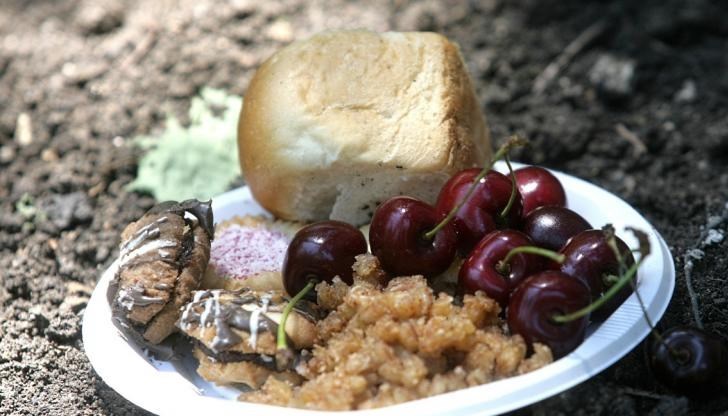 Живите си раздават жито, хляб, сладки и череши за възпоменание на покойниците си, казвайки си „Бог да прости душите на мъртвите"