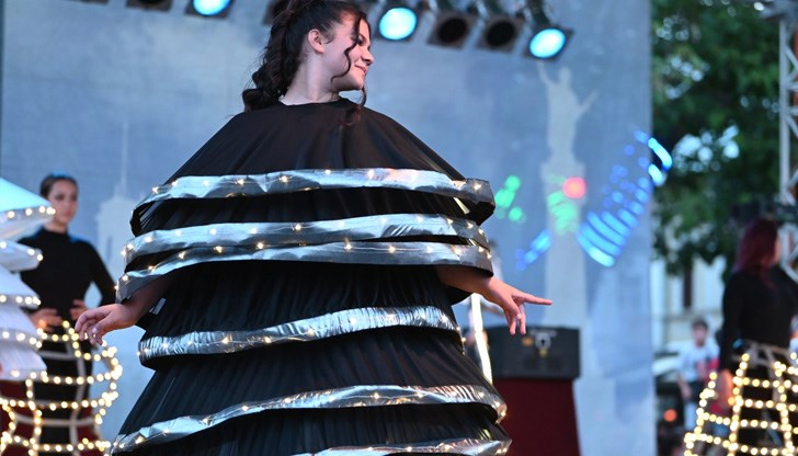 Учениците от Професионалната гимназия по облекло „Недка Иван Лазарова“ дефилираха с футуристични светещи костюми