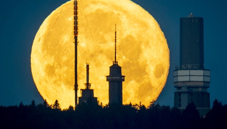 Пълната луна, заснета край Франкфурт, Германия в първите часове на деня днес. Снимка: АП