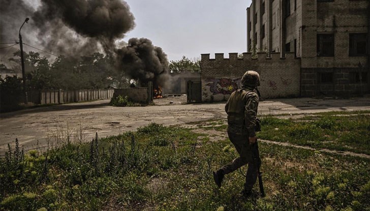 „Азот“ вече е под контрола на руските войски и проруските сепаратистки бойци „Азот“ вече е под контрола на руските войски и проруските сепаратистки бойци