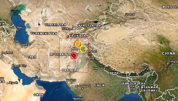 Смята се, че десетки хора остават под руините Смята се, че десетки хора остават под руините
