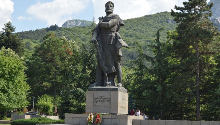 Почести, заря и сирени ще има в цялата страна