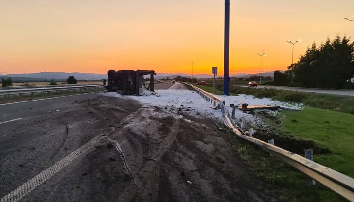 Шофьорът е транспортиран за преглед в МБАЛ - Пазарджик