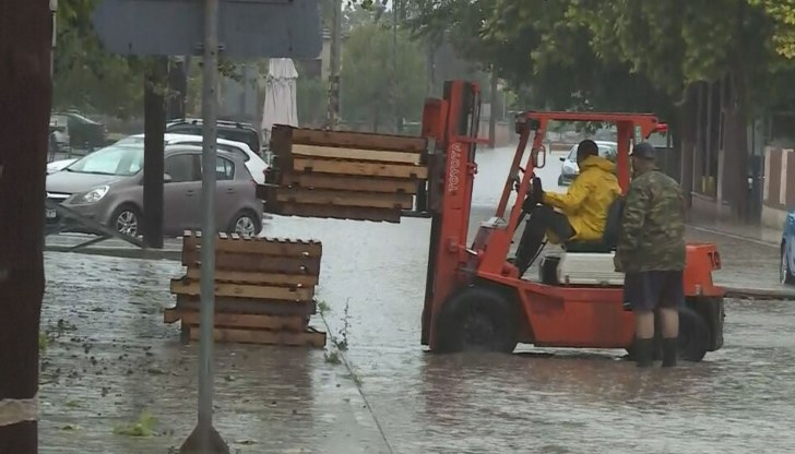 Синоптиците предупреждават за дъждове, придружени от градушки, мълнии и силни ветрове
