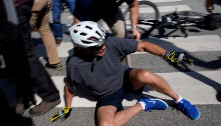 Това не е първият инцидент на най-възрастния президент. Преди година той се спъна на стълбичката на самолета си Това не е първият инцидент на най-възрастния президент. Преди година той се спъна на стълбичката на самолета си