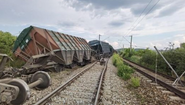 Инцидентът е станал вчера след обяд, когато влак с тегло 733 тона излезе от релсите