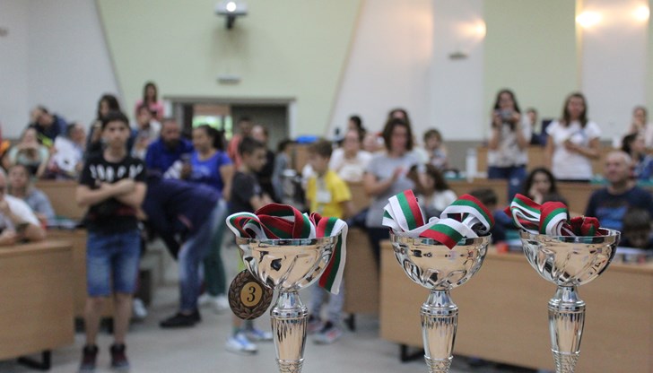 Ученици от 3 и 4 клас демонстрираха препускащи, пеещи и танцуващи роботи на първото общинско състезание по роботика
