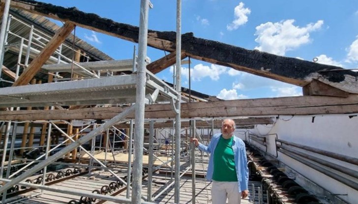 Предстои да бъде обявена обществена поръчка за проект за ремонт на сцената, която също пострада при пожара Предстои да бъде обявена обществена поръчка за проект за ремонт на сцената, която също пострада при пожара