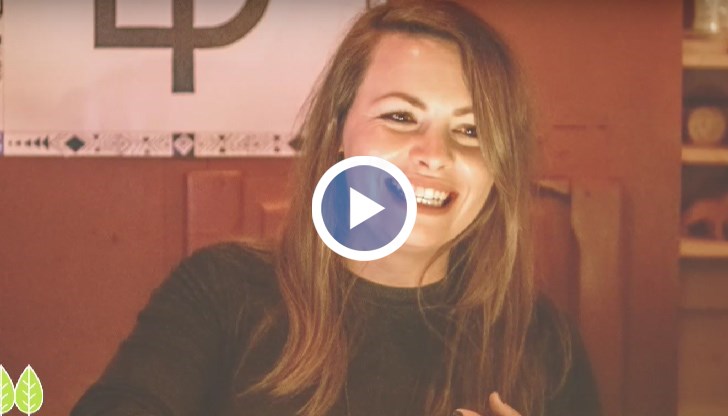 Той - от DJ в Амстердам става позитивен психолог, а тя започва да създава бижута, вдъхновени от природата