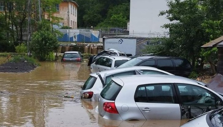 Автомобилите по улиците буквално са потопени от придошлата вода, а пътните платна са превърнати в реки