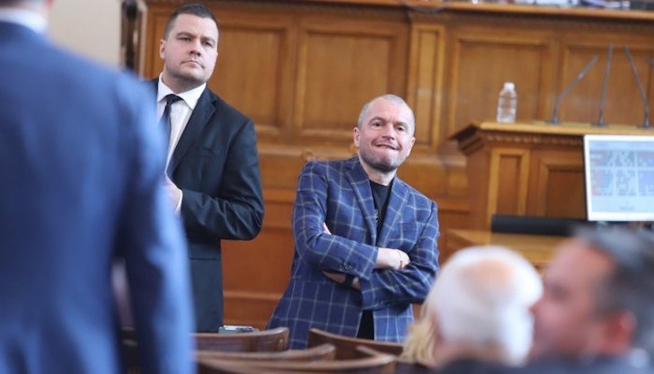 19-те депутати от "Има такъв народ" може би в сряда гласуваха както за края на кабинета "Петков", така и за края на парламентарната си кариера