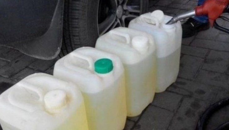 На повечето бензиностанции има табели, че зареждането на гориво в пластмасови туби е забранено