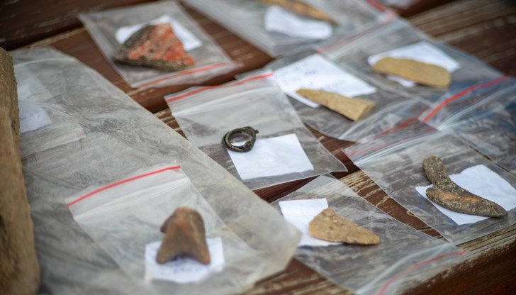 Намерени са множество предмети с белези на археологически обекти