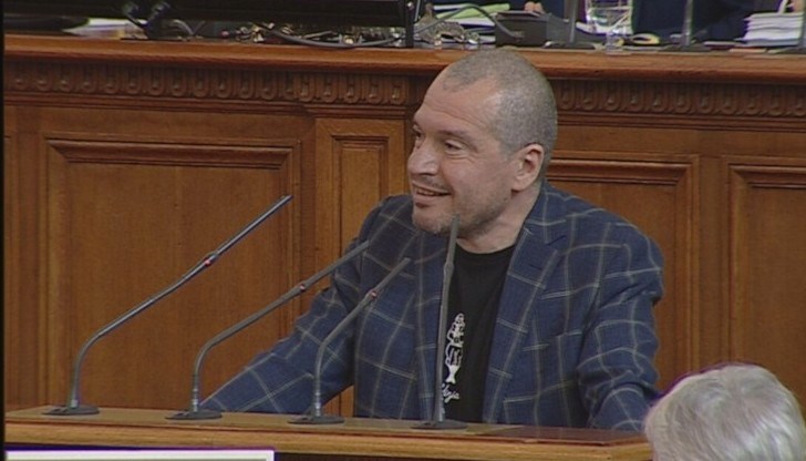В зала започнаха дебатите и изказванията по исканото отстраняване на председателя на НС Никола Минчев