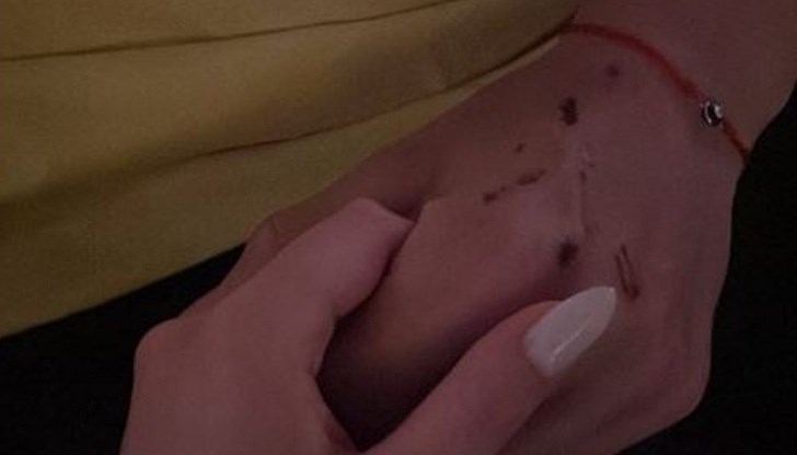 На нея двамата са се хванали ръка за ръка На нея двамата са се хванали ръка за ръка