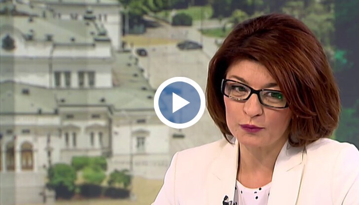 "Станислав Трифонов щеше да си направи татуировка „Никога с БСП, ДПС и ГЕРБ”. А сега 6 месеца бяха в коалиция", каза още Атанасова