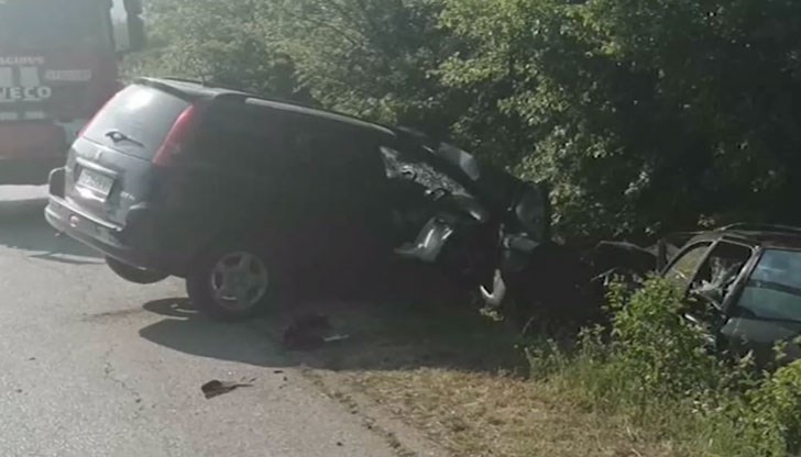 Челно са се ударили два автомобила